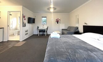 Muebles diferentes, escritorio, wifi gratis y ropa de cama 