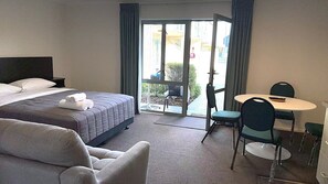 Familiekamer, 1 slaapkamer | Individueel gemeubileerd, een bureau, gratis wifi, beddengoed