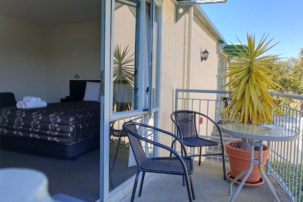 Individually furnished, desk, free WiFi, bed sheets