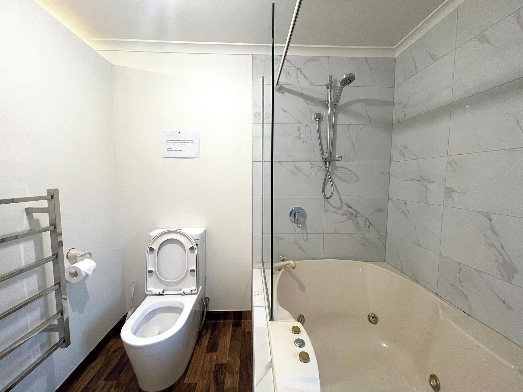 Kamar Keluarga | Kamar mandi | Pengering rambut dan handuk