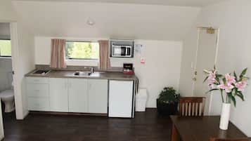 Suite Eksekutif | Dapur kecil pribadi | Lemari es, microwave, kompor, dan mesin pembuat kopi/teh