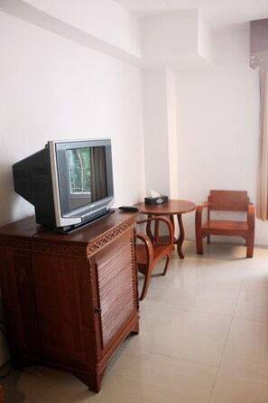 Standard Room | Ruang tamu | TV 