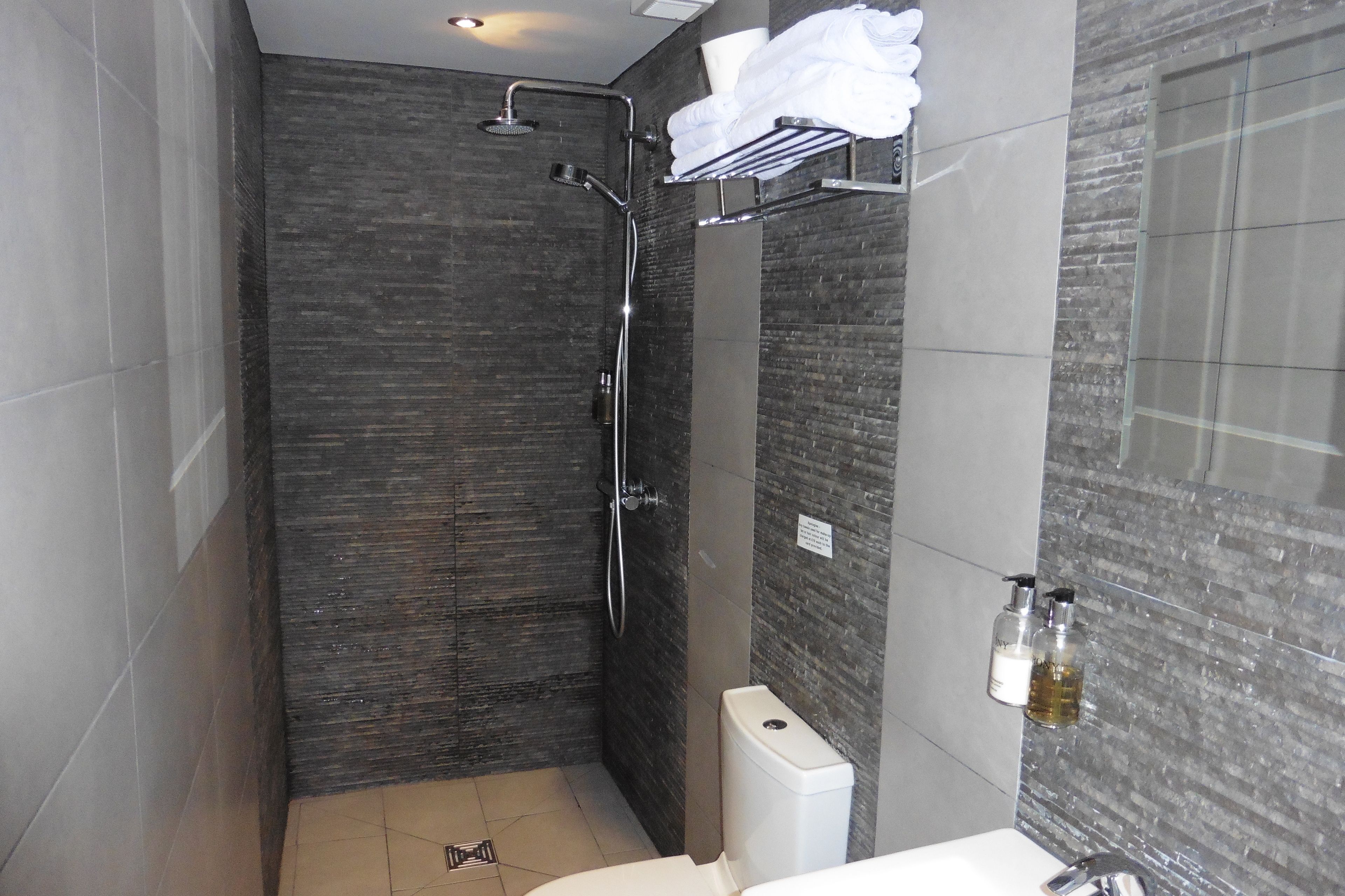 名牌盥洗用品、吹風機、浴室地暖系統、毛巾