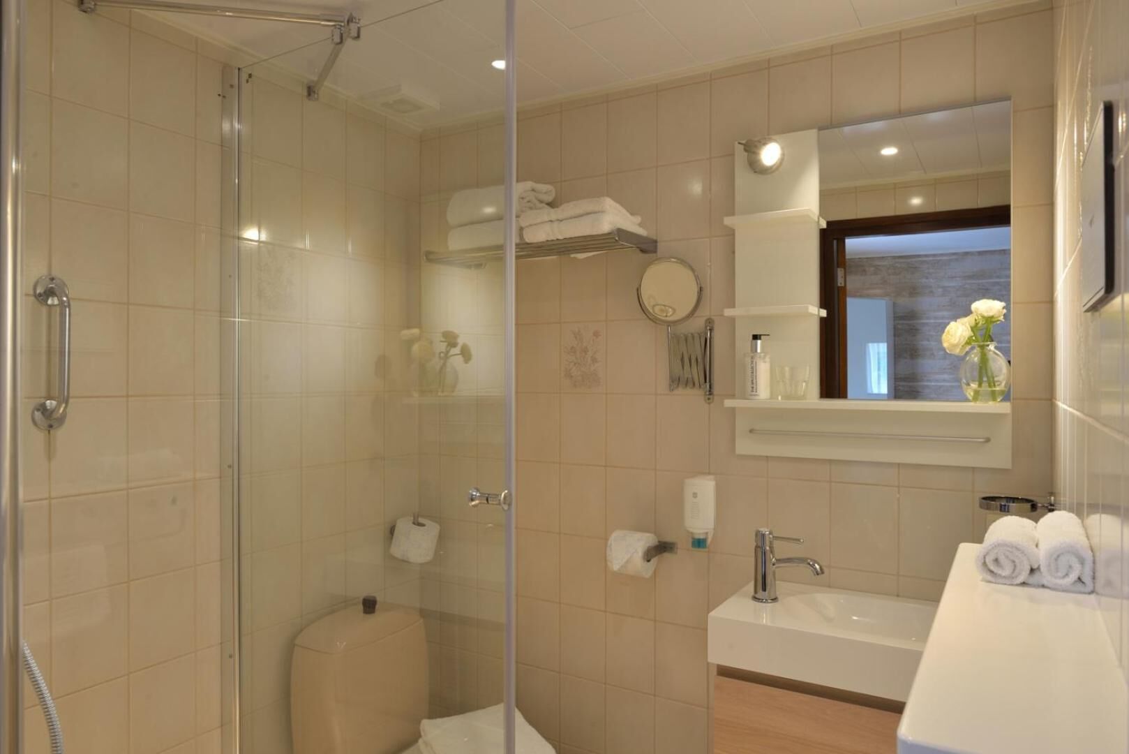deluxe double room, garden view | bathroom | shower, free toiletries, hair dryer, towels