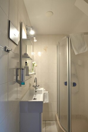 Habitación Confort doble, vistas a la ciudad | Baño | Ducha, artículos de higiene personal gratuitos y secador de pelo