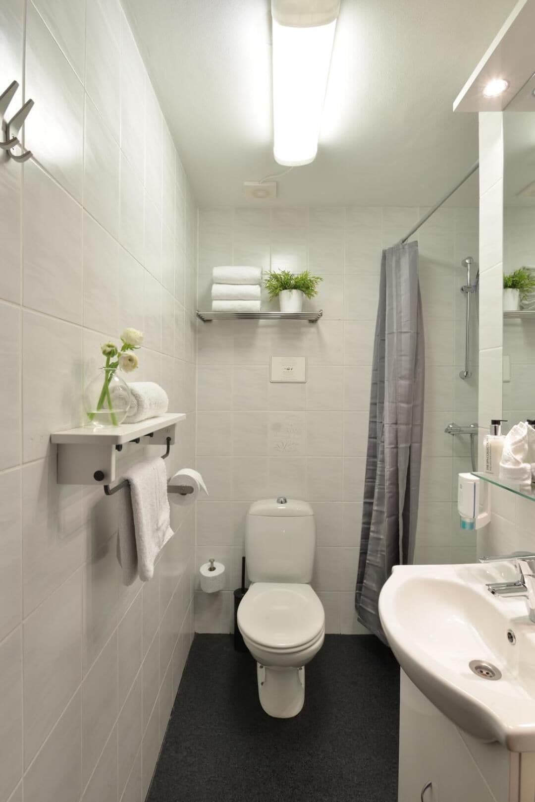 Comfort tweepersoonskamer, uitzicht op stad | Badkamer | Een douche, gratis toiletartikelen, een haardroger, handdoeken