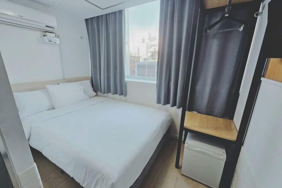 Soundproofing, free WiFi, bed sheets