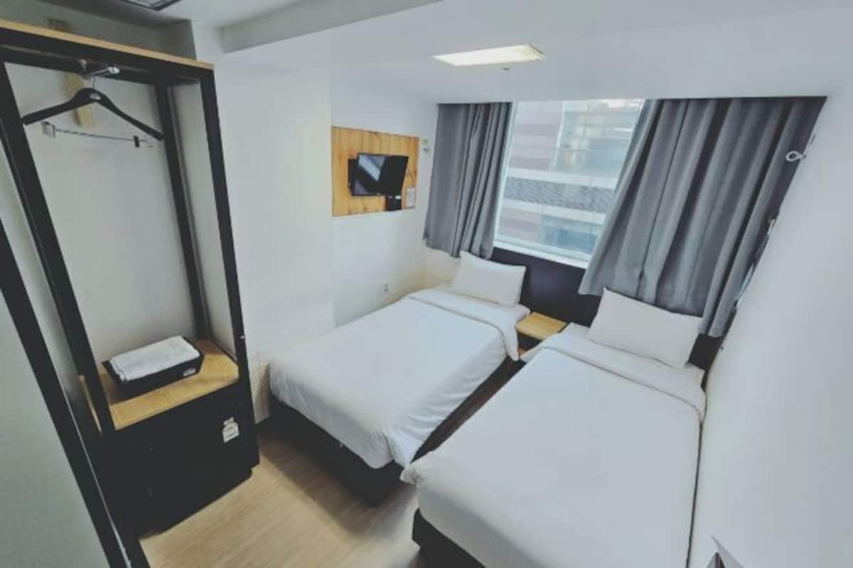 Soundproofing, free WiFi, bed sheets