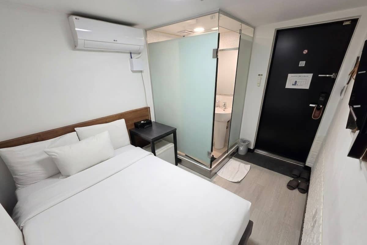 Economy-Doppelzimmer, ohne Fenster | Verdunkelungsvorhänge, Bügeleisen/Bügelbrett, kostenloses WLAN