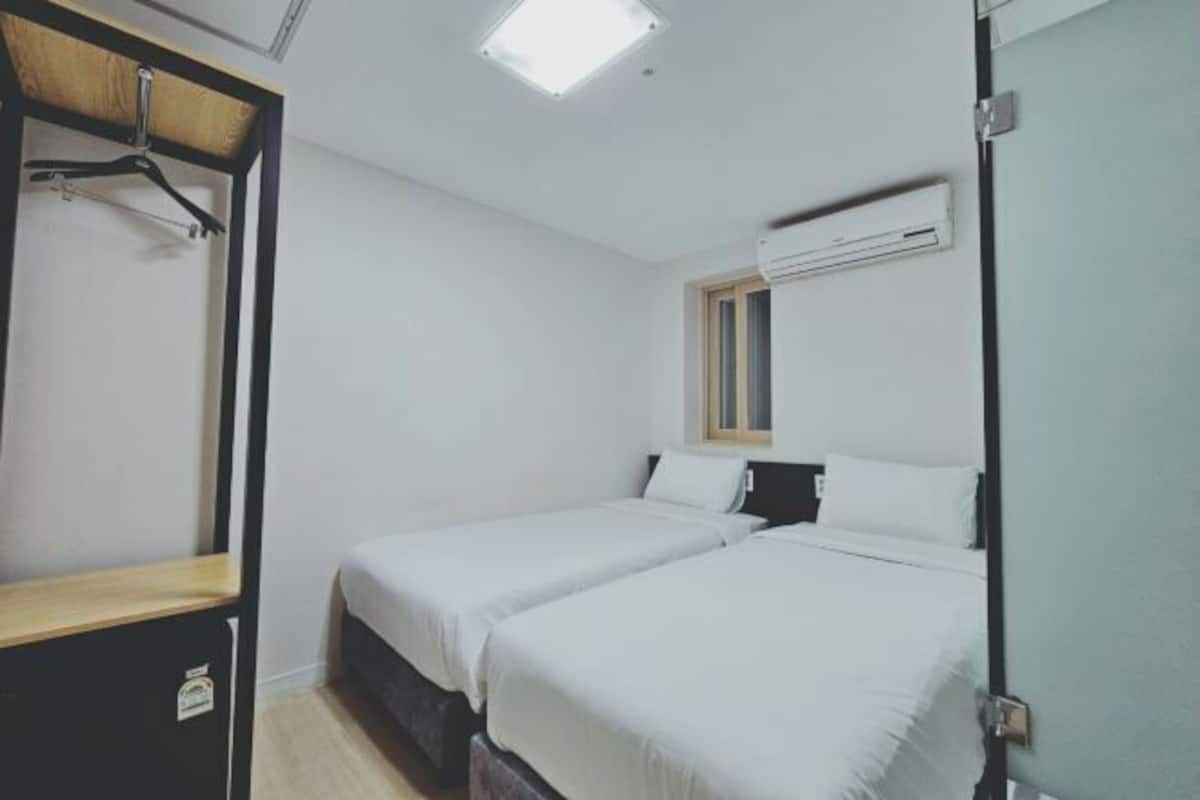 Soundproofing, free WiFi, bed sheets