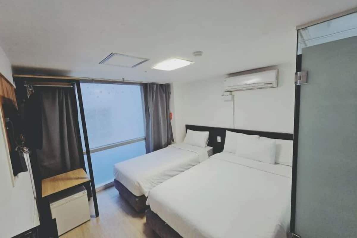 Soundproofing, free WiFi, bed sheets