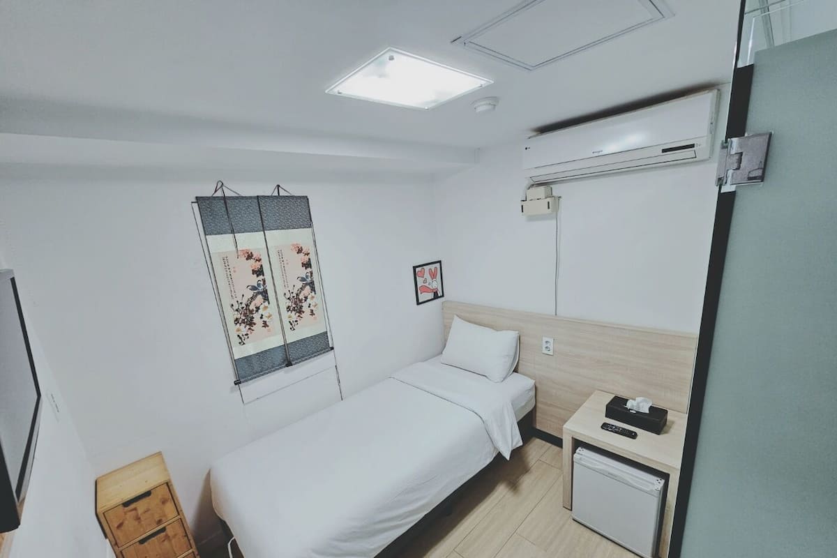 Single Room | Soundproofing, free WiFi, bed sheets