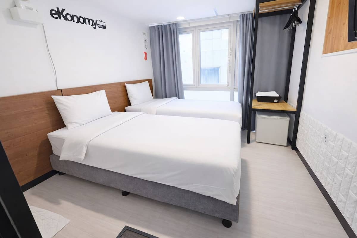 Zweibettzimmer | Verdunkelungsvorhänge, Bügeleisen/Bügelbrett, kostenloses WLAN