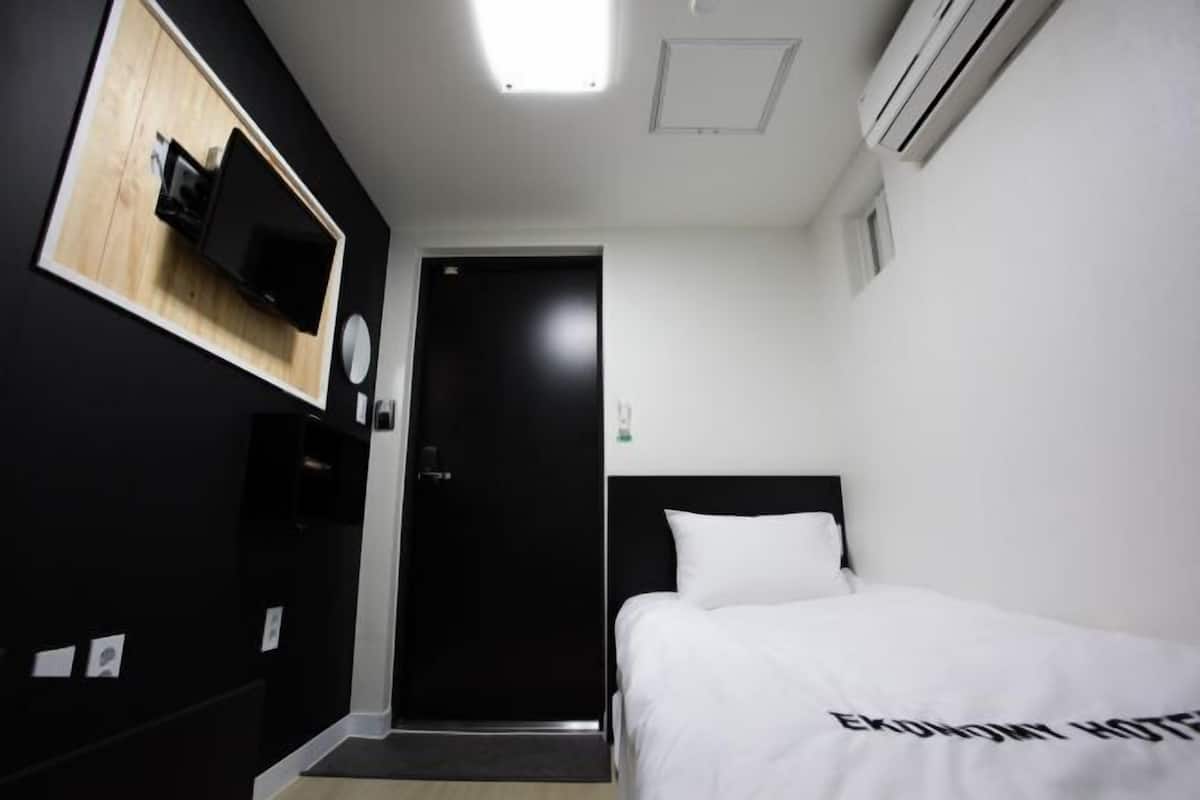 Soundproofing, free WiFi, bed sheets