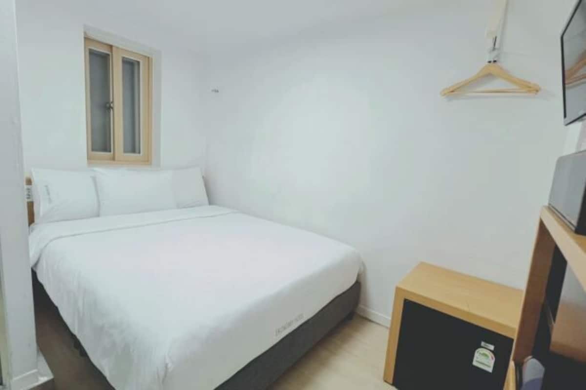 Soundproofing, free WiFi, bed sheets