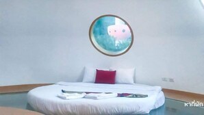 A modern hotel room with a bed, a circular window, and a skylight. - DNA Super Ozone Resort KhaoYai (Pak Chong)
