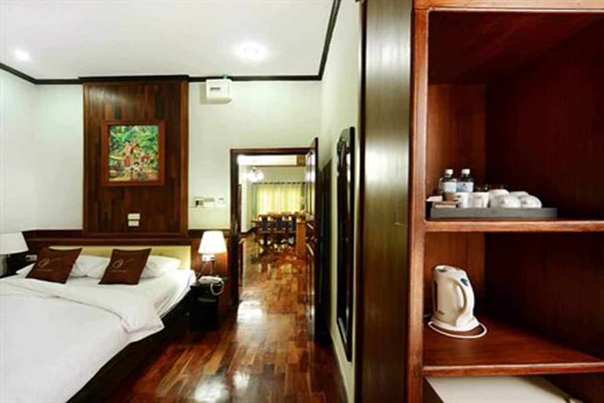 Minibar, in-room safe, free WiFi