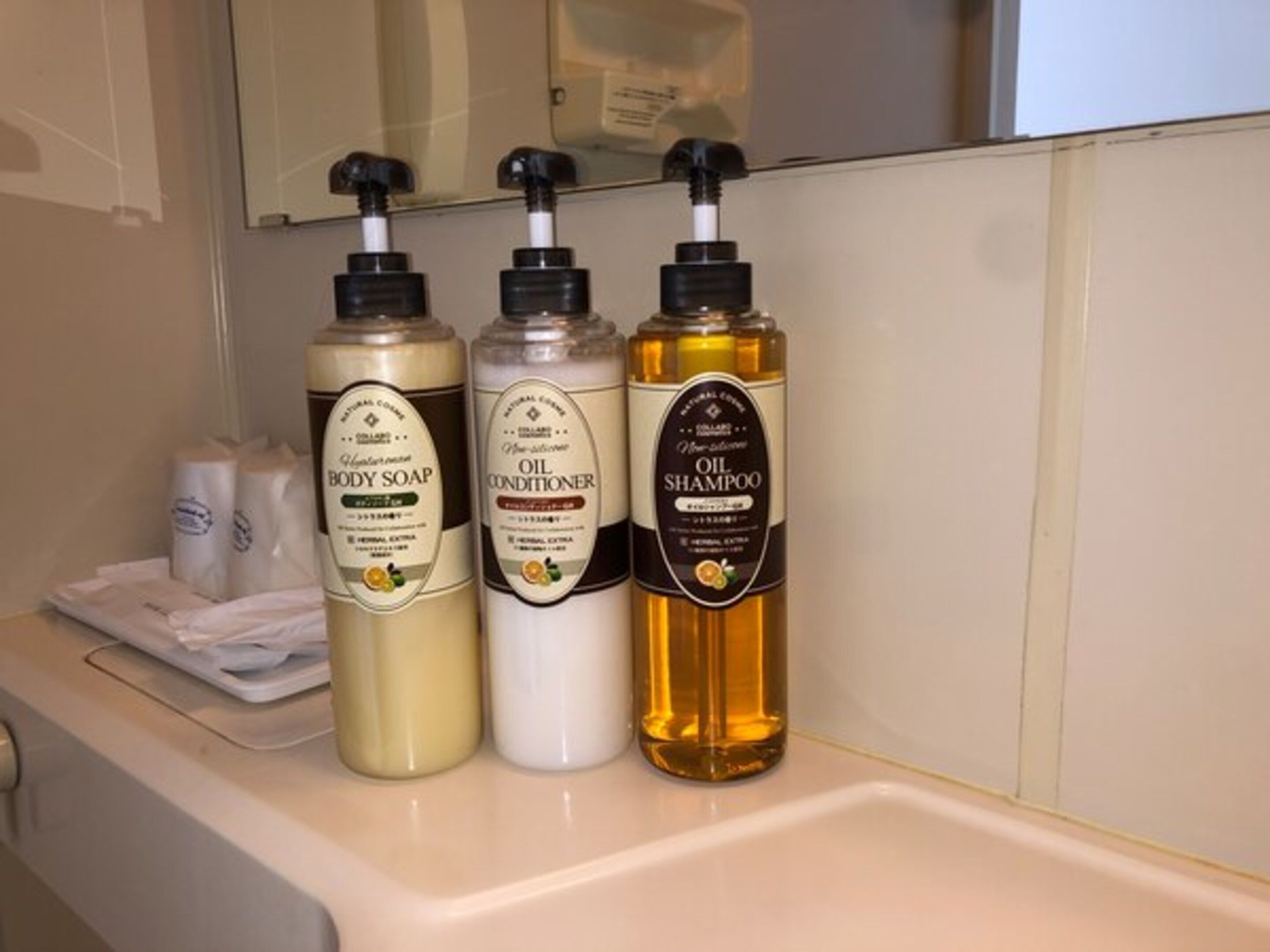 combined shower/bathtub, deep-soaking bathtub, free toiletries