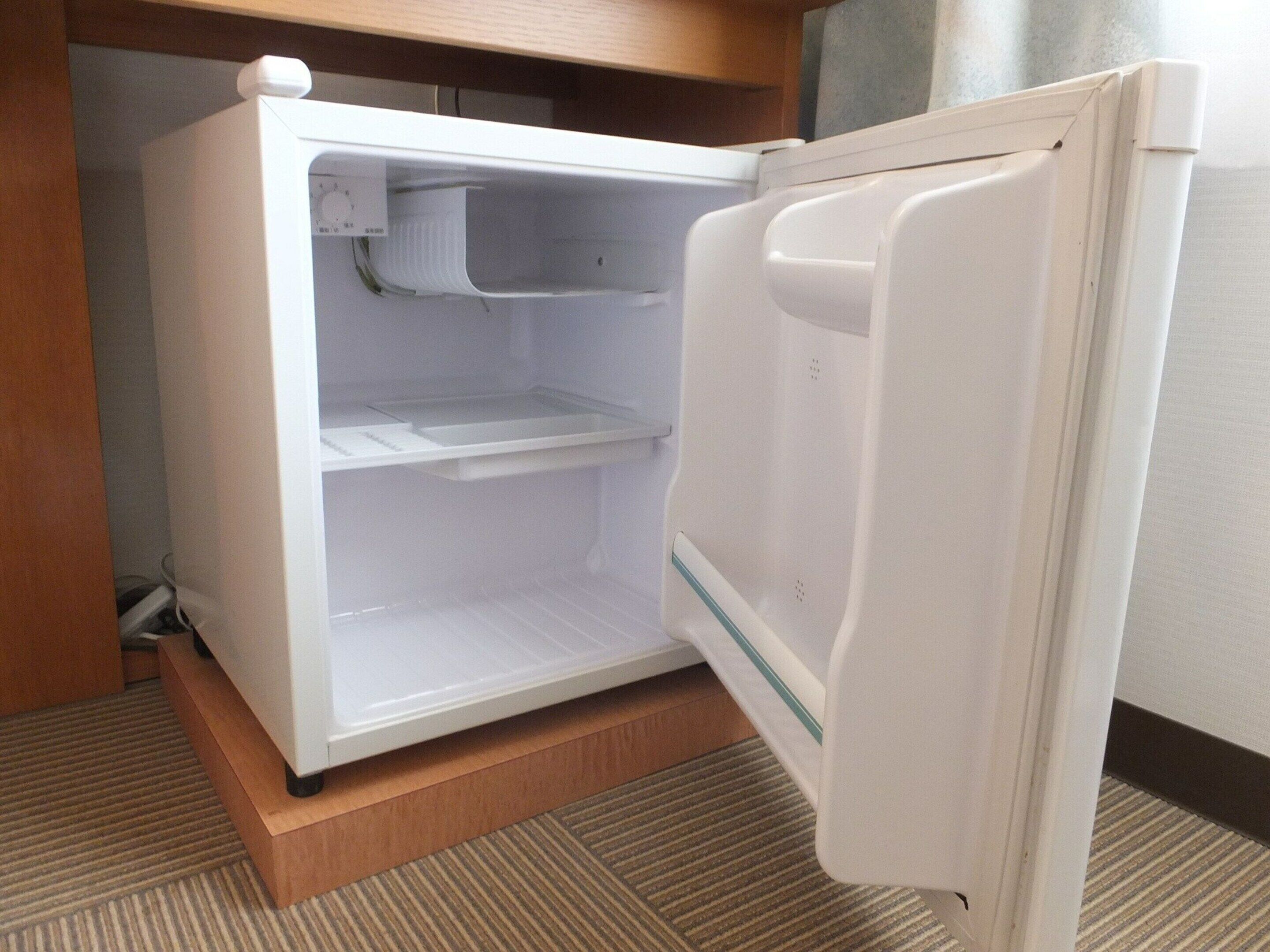 fridge, coffee/tea maker, electric kettle