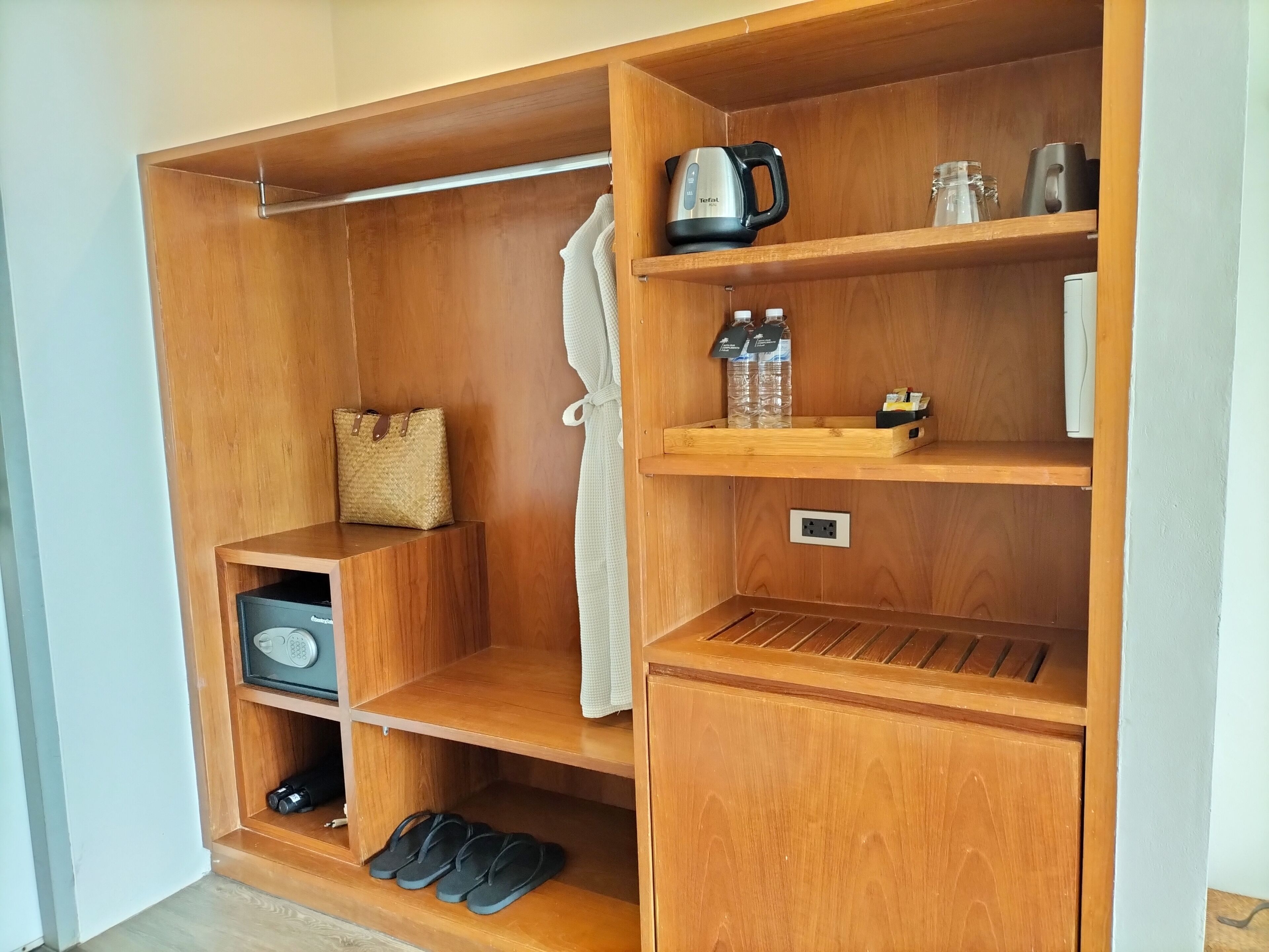 deluxe | 1 bedroom, in-room safe, desk, free wifi