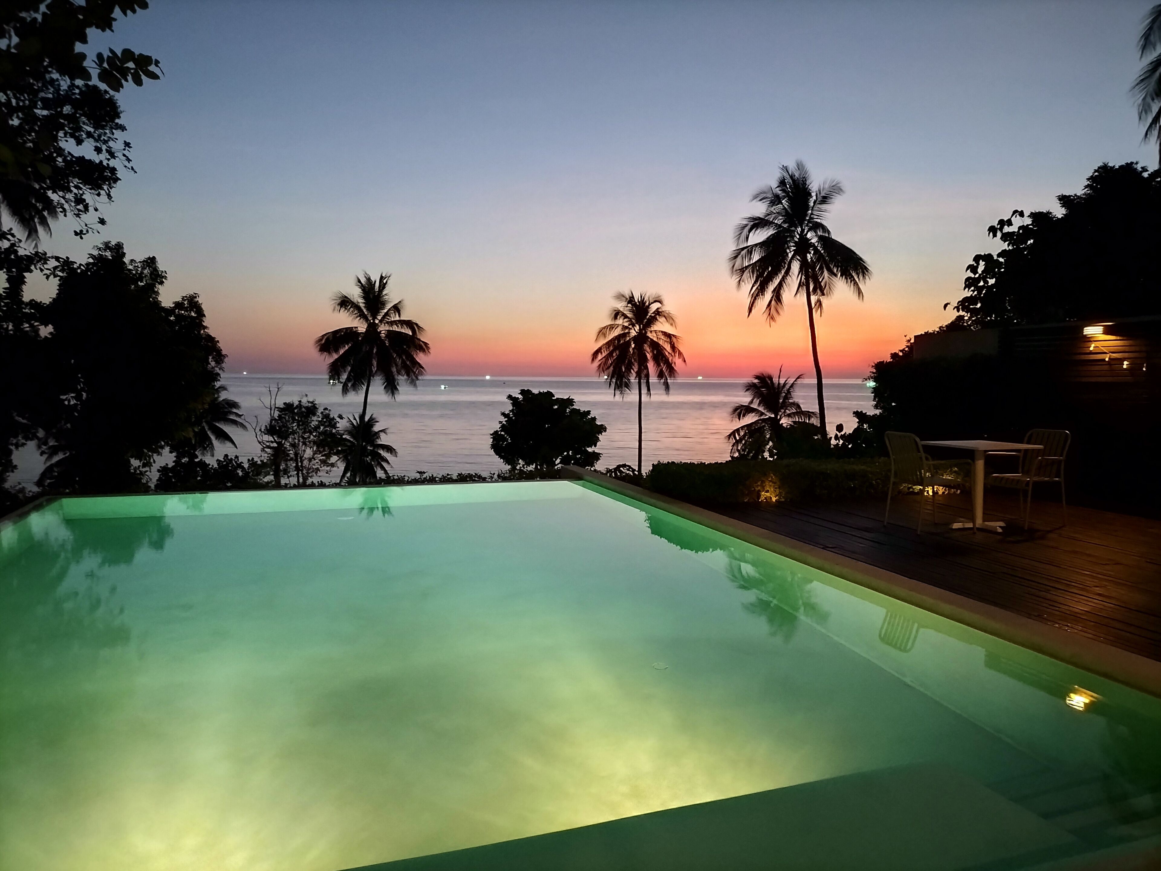 outdoor pool, free pool cabanas, pool umbrellas