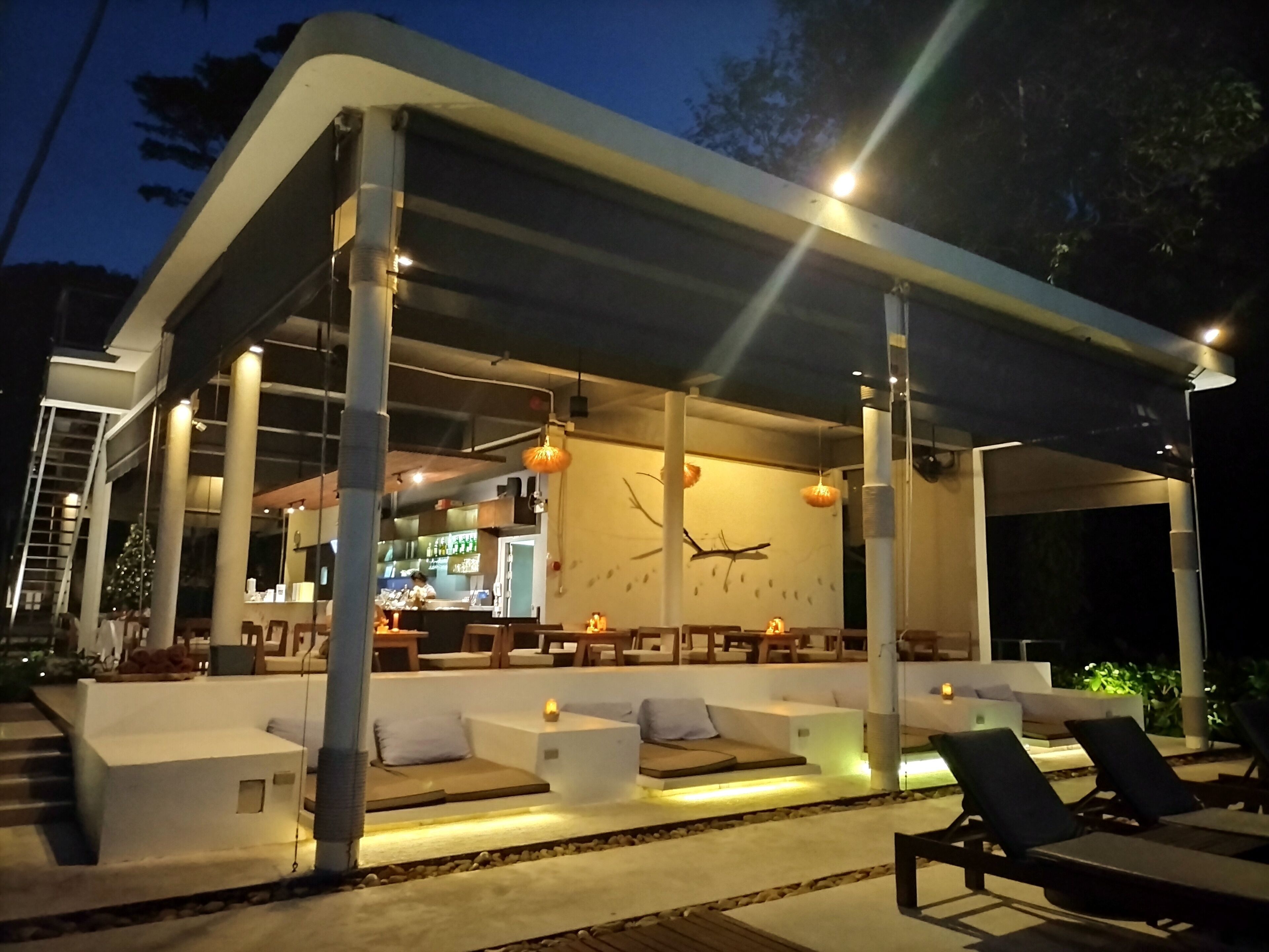 朝食、ランチ、ディナーに営業 (多国籍料理、プールビュー)