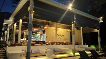 Petit déjeuner, déjeuner et dßner servis sur place, vue sur la piscine