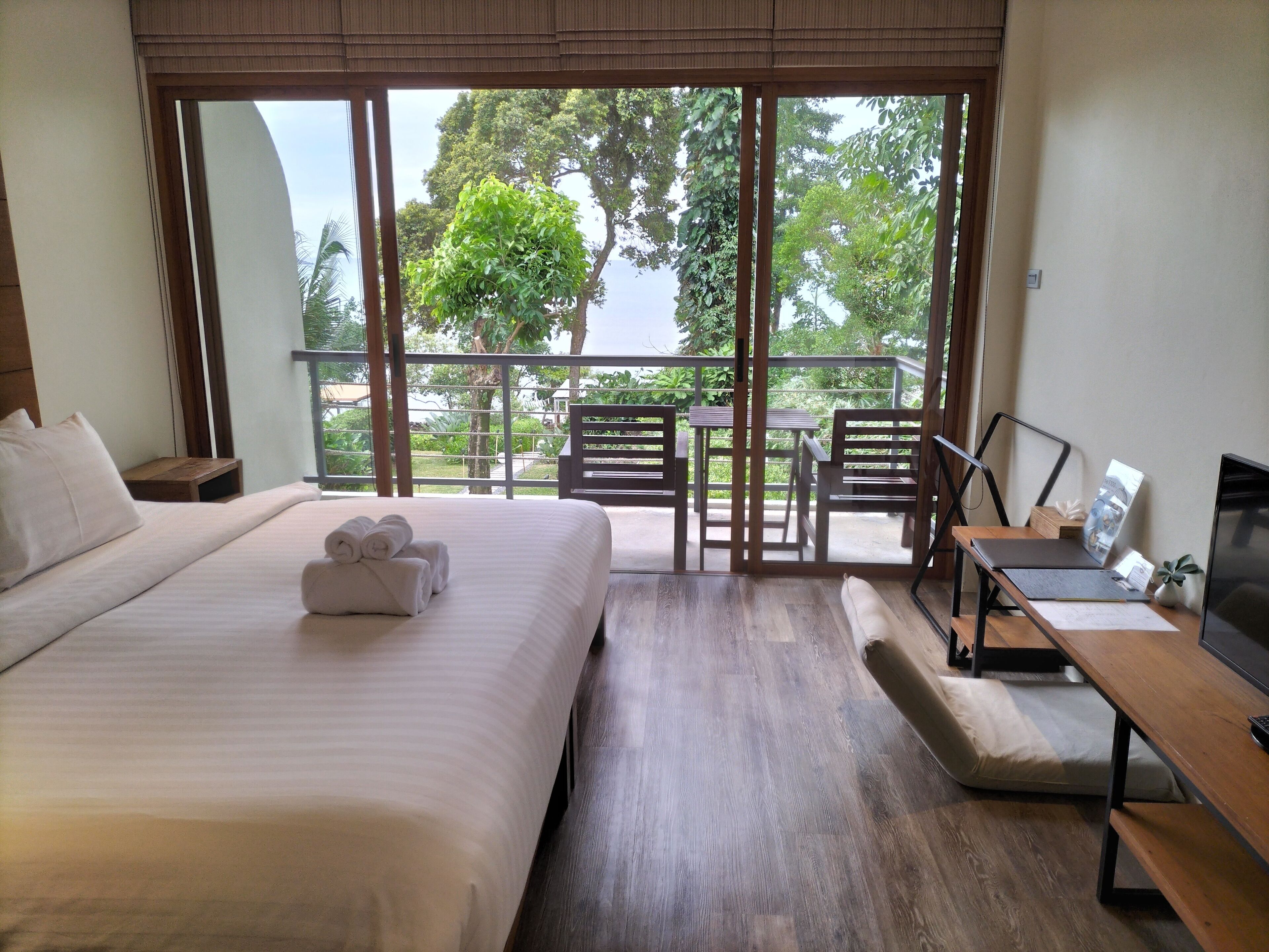 deluxe | 1 bedroom, in-room safe, desk, free wifi