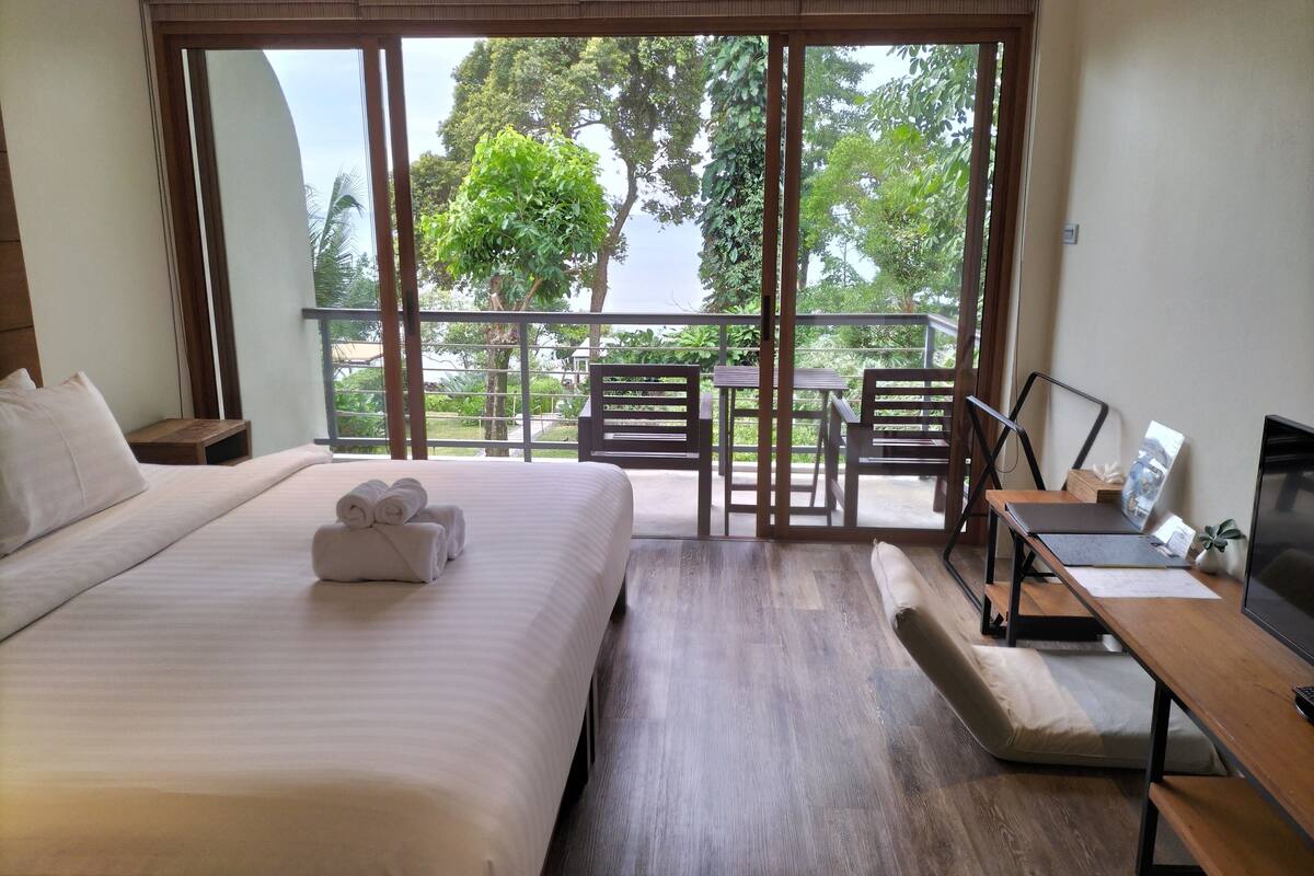 deluxe | 1 bedroom, in-room safe, desk, free wifi