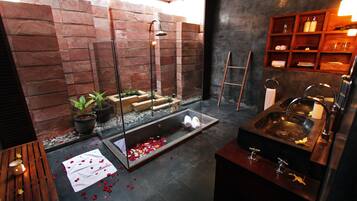 Villa, 3 slaapkamers, privézwembad | Badkamer | Een diep bad, gratis toiletartikelen, een haardroger, badjassen