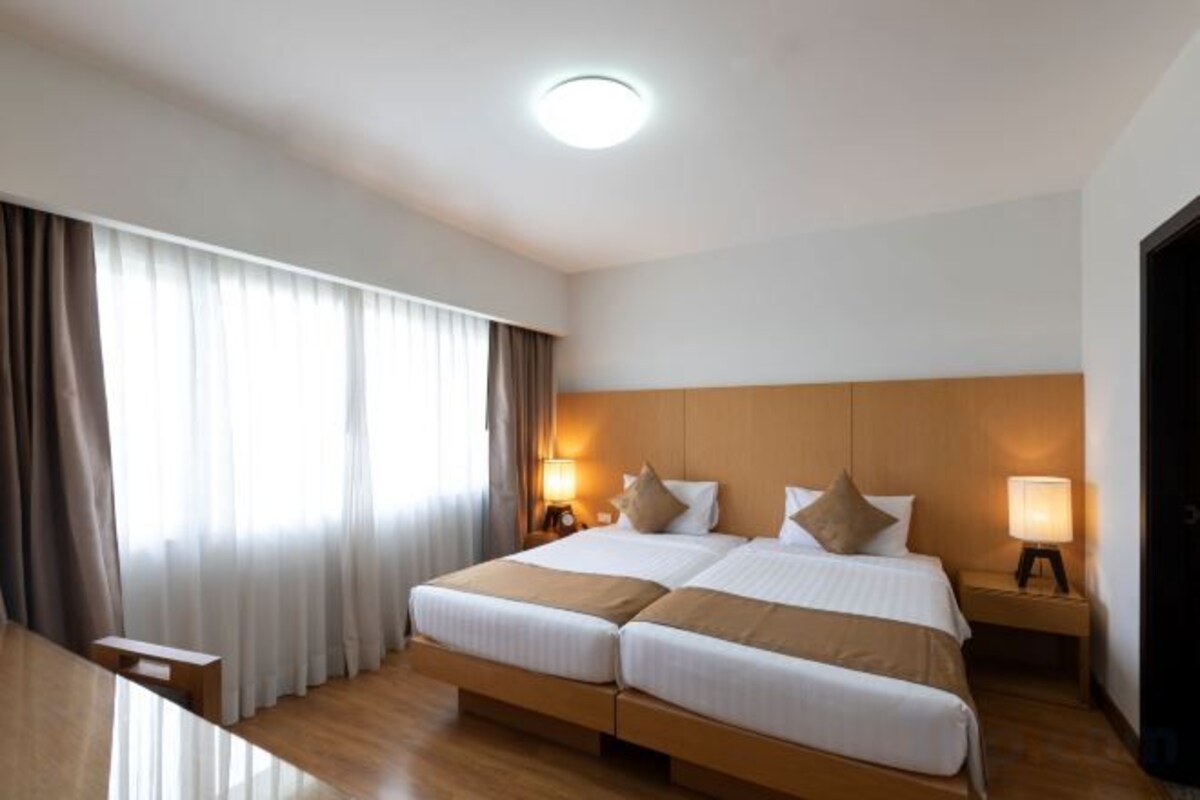 Ropa de cama de alta calidad, minibar, escritorio y cortinas opacas