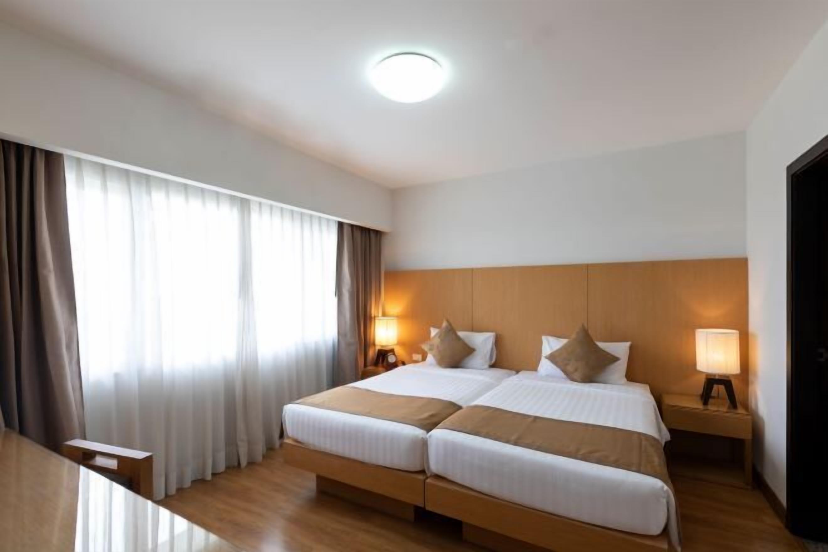 Premium bedding, minibar, desk, blackout drapes