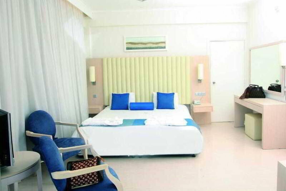 In-room safe, iron/ironing board, bed sheets