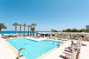 Una piscina al aire libre de temporada