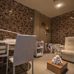 Een sauna, een stoombad, massage- en behandelingsruimtes