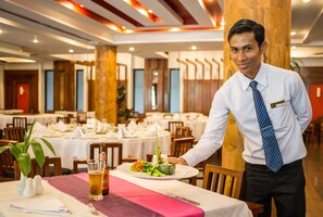 2 nhà hàng; phục vụ bữa sáng, bữa trưa và bữa tối
