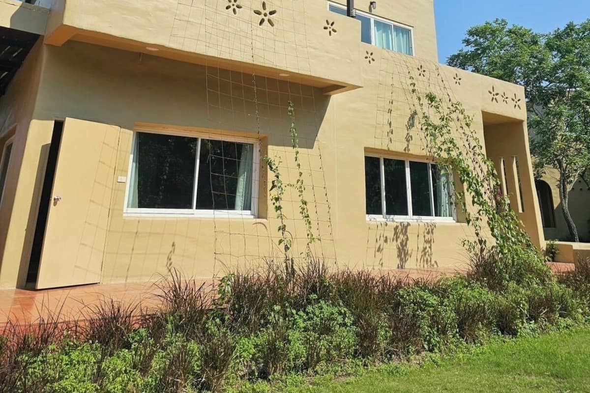 Daisy | 1 bedroom, premium bedding, minibar, desk