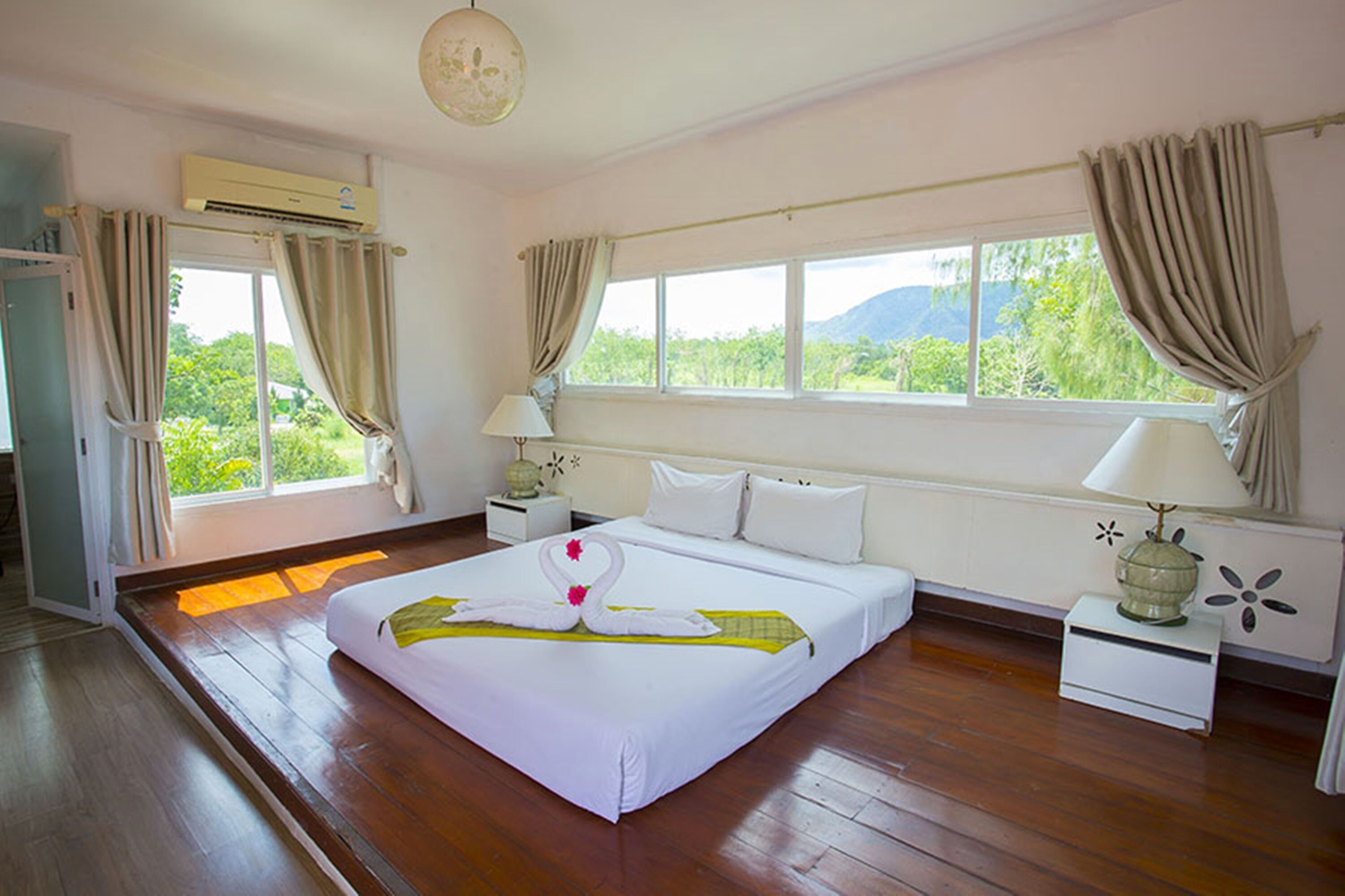 Daisy | Premium bedding, minibar, desk, blackout curtains