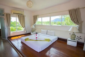 Daisy | Ylelliset vuodevaatteet, minibaari, työpöytä, pimennysverhot