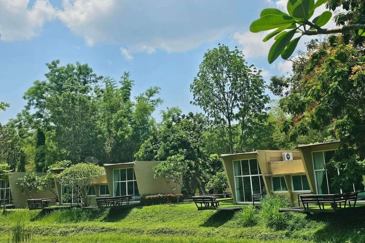 Pansy | 1 bedroom, premium bedding, minibar, desk