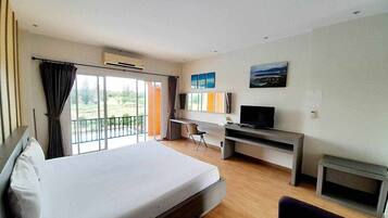 Pitunia B - Deluxe Pool View | Seprai premium, minibar, meja kerja, dan tirai kedap cahaya