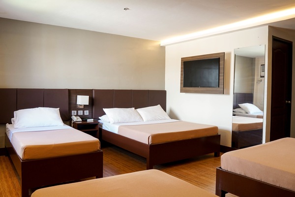 Family Suite | Desk, rollaway beds, free WiFi, bed sheets
