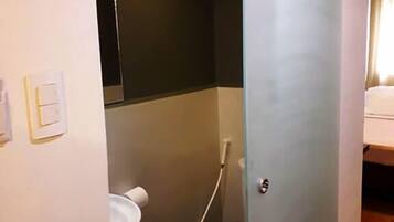 Einzelzimmer | Badezimmer | Dusche, kostenlose Toilettenartikel, Hausschuhe, Handtücher