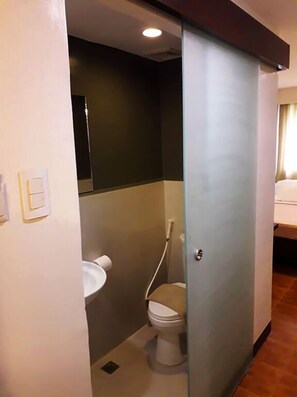 Eenpersoonskamer | Badkamer | Een douche, gratis toiletartikelen, pantoffels, handdoeken