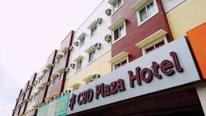 Un hotel de varios pisos con un letrero que dice 'CBD Plaza Hotel'.