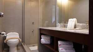 Douche, articles de toilette gratuits, chaussons, serviettes fournies