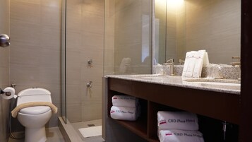 Ducha, artículos de tocador gratuitos, pantuflas, toallas