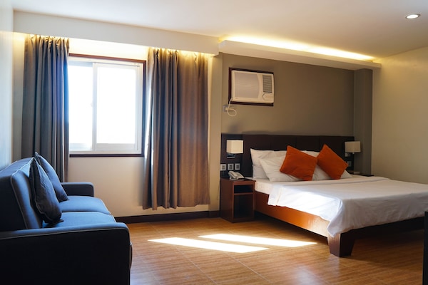 Executive Suite | Desk, rollaway beds, free WiFi, bed sheets