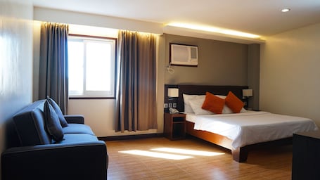 Suite ejecutiva | Escritorio, camas supletorias, wifi gratis y ropa de cama. CBD Plaza Hotel
