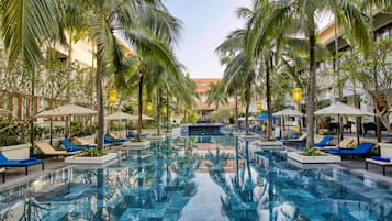 Kolam renang indoor dan kolam renang outdoor, dengan payung kolam renang